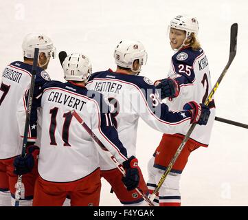 Denver, Colorado, États-Unis. 24 Oct, 2015. Blue Jackets C WILLIAN KARLSSON, droite, célèbre avec coéquipiers après un but au cours de la période 1er. au centre Pepsi samedi soir. L'AVS perdre à la Blue Jackets 4-3. Credit : Hector Acevedo/ZUMA/Alamy Fil Live News Banque D'Images