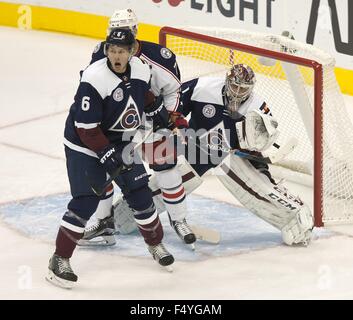 Denver, Colorado, États-Unis. 24 Oct, 2015. Le gardien SEMYON VARLAMOV AVS, droite regarde son coéquipier se prépare pour effacer l'enceinte de but au cours de la période 1er. au centre Pepsi samedi soir. L'AVS perdre à la Blue Jackets 4-3. Credit : Hector Acevedo/ZUMA/Alamy Fil Live News Banque D'Images