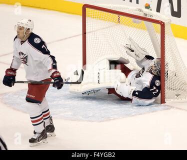 Denver, Colorado, États-Unis. 24 Oct, 2015. SERGEI BOBROVSKY Blue Jackets G, droite, n'arrive pas à croire que le but marqué contre lui par l'AVS, au cours de la 2ème période. au centre Pepsi samedi soir. L'AVS perdre à la Blue Jackets 4-3. Credit : Hector Acevedo/ZUMA/Alamy Fil Live News Banque D'Images