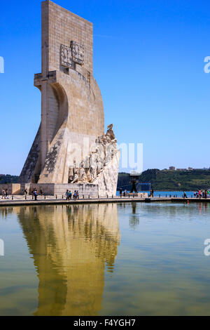 Monument des Découvertes (Padrao dos Descobrimentos) contre un ciel bleu clair et un reflet dans l'eau Lisbonne Portugal Banque D'Images