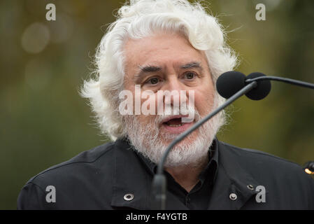 New York, États-Unis. 24 Oct, 2015. Gabbaron artiste Cristobal adresse à l'auditoire lors de la présentation de son installation. Pour commémorer le 70e anniversaire de la Charte des Nations Unies, l'Organisation des Nations Unies et les fonctionnaires de la ville de New York a rejoint pour inaugurer l'ouverture de Cristobal Gabarron's installation sculpturale intitulée 'Univers éclairé :''une sphère métallique réfléchissante entouré par un anneau qui se chevauchent de la vie aux couleurs vives, grandeur se tenant la main. © Albin Lohr-Jones/Pacific Press/Alamy Live News Banque D'Images