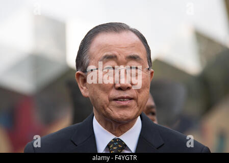 New York, États-Unis. 24 Oct, 2015. Ban Ki-moon se tient juste en face de Cristobal Gabarron éclairé l'Univers.' pour commémorer le 70e anniversaire de la Charte des Nations Unies, l'Organisation des Nations Unies et les fonctionnaires de la ville de New York a rejoint pour inaugurer l'ouverture de Cristobal Gabarron's installation sculpturale intitulée 'Univers éclairé :''une sphère métallique réfléchissante entouré par un anneau qui se chevauchent de la vie aux couleurs vives, grandeur se tenant la main. © Albin Lohr-Jones/Pacific Press/Alamy Live News Banque D'Images