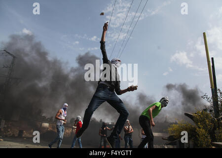 Beijing, Chine. 18 Oct, 2015. Un manifestant palestinien lance des pierres sur des soldats israéliens lors d'affrontements dans la ville de Cisjordanie d'Hébron le 18 octobre 2015. © Mamoun Wazwaz/Xinhua/Alamy Live News Banque D'Images