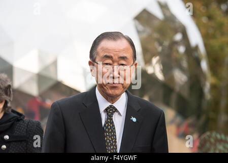 New York, États-Unis. 24 Oct, 2015. À cBan Ki-moon se tient juste en face de Cristobal Gabarron éclairé l'Univers.' pour commémorer le 70e anniversaire de la Charte des Nations Unies, l'Organisation des Nations Unies et les fonctionnaires de la ville de New York a rejoint pour inaugurer l'ouverture de Cristobal Gabarron's installation sculpturale intitulée 'Univers éclairé :''une sphère métallique réfléchissante entouré par un anneau qui se chevauchent de la vie aux couleurs vives, grandeur se tenant la main. © Albin Lohr-Jones/Pacific Press/Alamy Live News Banque D'Images