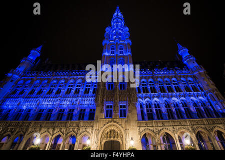 Grand Place à Bruxelles, Belgique Le 24.10.2015 Hôtel de Ville est allumé en bleu pour le 70e anniversaire de l'Organisation des Nations Unies. Dans le monde de demain, plus de 200 points de repère dans 60 pays est éclairé la couleur officielle de l'Organisation des Nations Unies, . par Wiktor Dabkowski Banque D'Images