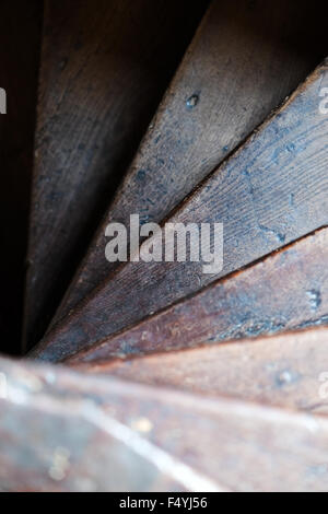 Vintage ancien escalier en forme de spirale tudor en bois escalier élément intérieur vu du dessus Banque D'Images