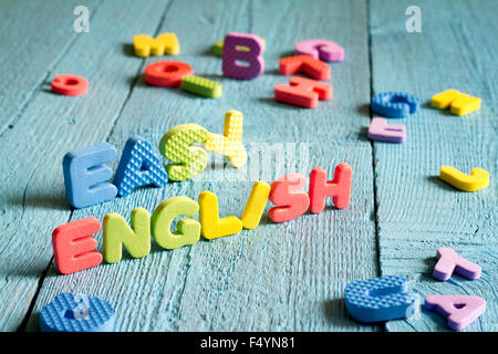 L'anglais est facile à l'apprentissage de concept avec les lettres sur le concept conseils bleu Banque D'Images