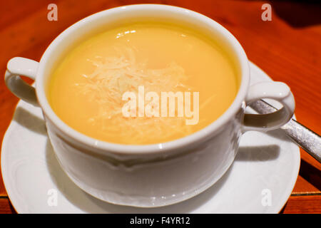 Soupe Pumpin chaud dans la tasse en céramique Banque D'Images