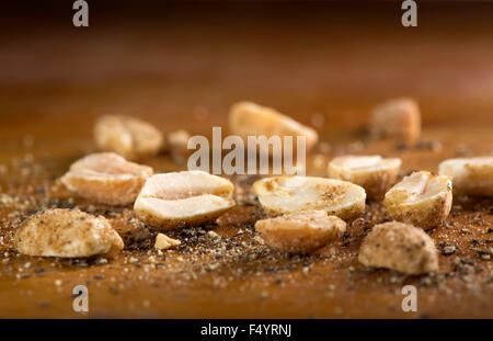 Les arachides. Close up of Fried, pelées, cacahuètes salées avec du poivre Banque D'Images