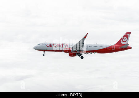 -L'avion Airbus A321-211-, -d- compagnie aérienne, Air Berlin est l'atterrissage sur l'aéroport de Madrid-Barajas -Adolfo Suarez- airport Banque D'Images