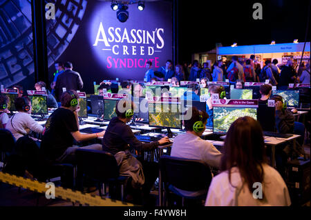 Varsovie, Pologne. 24 Oct, 2015. Show salon jeux PC Jeux stand à l'expo, les gens jouant dans Anno 2205, Ubisoft jeu stratégique, RTS, Varsovie Games Week, Targi Gier Wideo, Hala Expo XXI, Varsovie, Pologne, le 24 octobre 2015, à l'horizontale, l'homme a réussi, un usage éditorial uniquement. Credit : Arletta Cwalina/Alamy Live News Banque D'Images