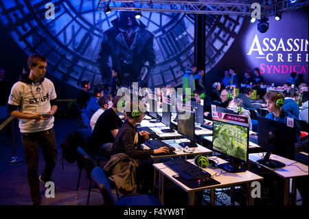 Varsovie, Pologne. 24 Oct, 2015. Salon afficher Anno 2205 jeux jeux PC stand à l'expo, les gens jouant dans Anno 2205, Ubisoft jeu stratégique, RTS, Varsovie Games Week, Targi Gier Wideo, Hala Expo XXI, Varsovie, Pologne, le 24 octobre 2015, à l'horizontale, l'homme a réussi, un usage éditorial uniquement. Credit : Arletta Cwalina/Alamy Live News Banque D'Images