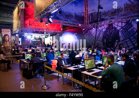 Varsovie, Pologne. 24 Oct, 2015. Salon afficher Anno 2205 jeux jeux PC stand à l'expo, les gens jouant dans Anno 2205, Ubisoft jeu stratégique, RTS, Varsovie Games Week, Targi Gier Wideo, Hala Expo XXI, Varsovie, Pologne, le 24 octobre 2015, à l'horizontale, l'homme a réussi, un usage éditorial uniquement. Credit : Arletta Cwalina/Alamy Live News Banque D'Images