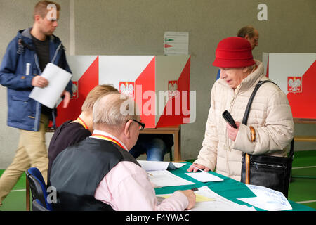 Varsovie, Pologne - Dimanche 25 Octobre 2015 - vote - Élections générales élections parlementaires nationales - Les électeurs assister à une élection de scrutin dans une école dans la vieille ville de Varsovie. Photo montre un vieux résident local s'inscrire au vote. Banque D'Images