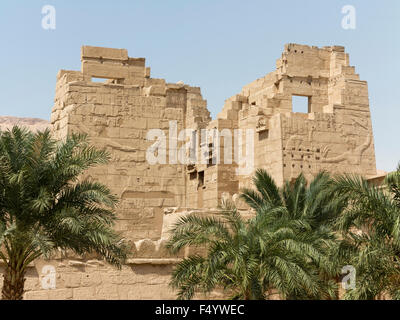 Voir des franchises sur le premier pylône au temple du pharaon Ramsès III, Médinet Habou, Cisjordanie, Luxor, Egypte Banque D'Images