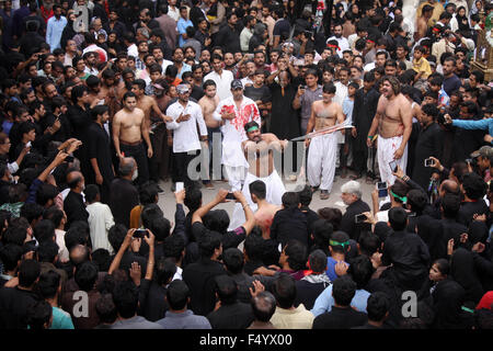 Lahore. 24 Oct, 2015. Un musulman chiite pakistanais les flagellés lui-même au cours d'une procession marquant le jour saint de l'Ashoura dans l'est de Lahore au Pakistan, le 24 octobre 2015. Achoura est le musulman chiite annuel marquant la commémoration de la mort de l'Imam Hussein, le petit-fils du prophète Mahomet, au septième siècle, bataille de Karbala. © Jamil Ahmed/Xinhua/Alamy Live News Banque D'Images