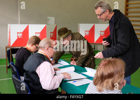 Varsovie, Pologne - Dimanche 25 Octobre 2015 - élections parlementaires nationales - Les électeurs assister à une élection de scrutin dans une école dans la vieille ville de Varsovie. Les sondages d'opinion suggèrent que le droit de "Centre de droit et de la Justice' ( 'parti Prawo i Sprawiedliwosc' - PiS partie ) en ce moment dans l'opposition sont en avance dans les sondages. Photo montre les résidents locaux s'inscrire au vote. Banque D'Images