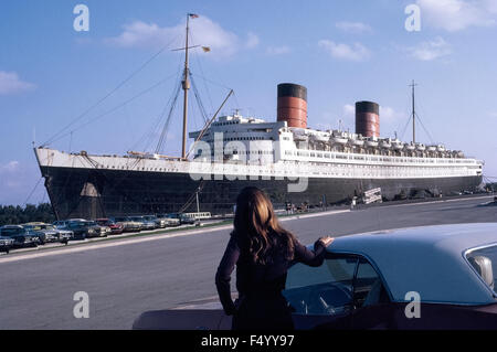 Une fois que le plus grand navire à passagers, RMS Queen Elizabeth est amarré en 1971 à Port Everglades, en Floride, aux États-Unis, où il a été rebaptisé Seawise University et destiné à devenir une école flottante qui ont navigué le monde. Cependant, un an plus tard, le paquebot a pris feu et a coulé dans le port de Victoria de Hong Kong alors qu'il était en train d'être réaménagée en un campus pour les étudiants. Parties du navire 83 000 tonnes qui n'étaient pas récupérés est devenu un danger pour la navigation dans le port jusqu'à être enterré avec l'enfouissement à la fin des années 1990. Photo historique. Banque D'Images