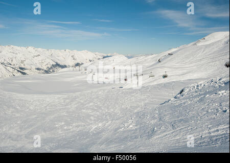 Vue vers le bas une piste avec les skieurs et télésiège sur mountain Banque D'Images