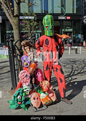 New York City artiste visuel James McGann dans son watermelonman près de son masque masque Halloween inhabituelle à vendre à Union Square Banque D'Images