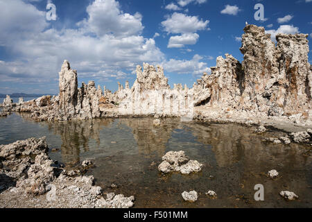 La formation de la roche de tuf, lac Mono, Mono Lake Tufa State Parc Naturel, California, USA Banque D'Images