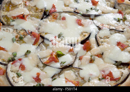 Aubergines parmigiana pizza à la mozzarella et parmesan Banque D'Images