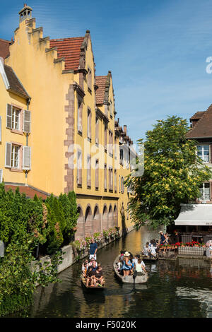 Maisons à colombages et canal avec des bateaux, la Petite Venise, La Petite Venise, Colmar, Alsace, France Banque D'Images