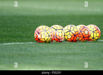 Udine, Italie. 25 octobre, 2015. Les nouvelles boules d'hiver italien de Série A de football Nike Ordem Hi-Vis 3 au cours de la Serie A italienne match de football entre l'Udinese Calcio Frosinone Calcio à v Stade Friuli le 25 octobre, 2015 à Udine. Credit : Andrea Spinelli/Alamy Live News Banque D'Images