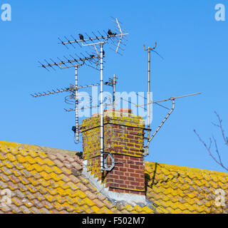 Antennes antennes de télévision (TV) sur une cheminée d'une maison en Angleterre, Royaume-Uni. Banque D'Images