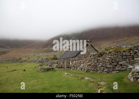 Chalets restaurés, partie d'une ancienne colonie abandonnée sur l'île de Hirta, St Kilda, l'Écosse. Banque D'Images