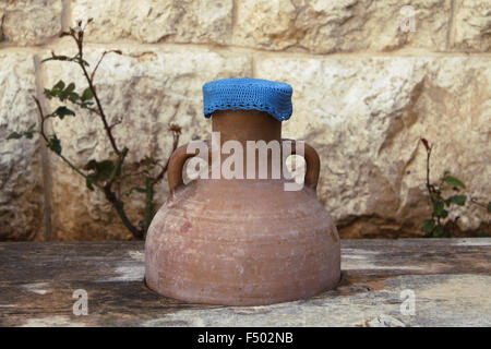 Un pot en argile qui a été utilisée dans le passé pour boire de l'eau dans, au Liban. Banque D'Images