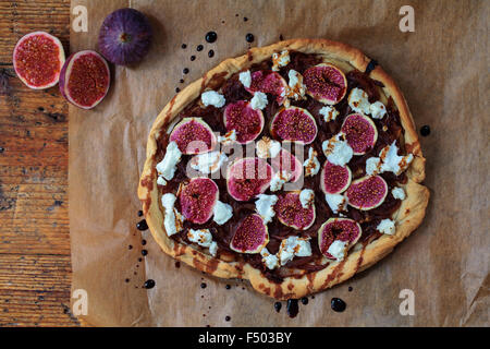 Figues, oignons caramélisés et Tarte au Chèvre Banque D'Images