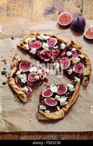 Figues, oignons caramélisés et Tarte au Chèvre Banque D'Images