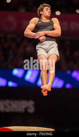 Glasgow, Ecosse. 25 octobre, 2015. FIG Championnats du monde de gymnastique artistique. Trois jours. DYSON Devy (NZL) sur la voûte durant la qualification de MAG. Credit : Action Plus Sport/Alamy Live News Banque D'Images