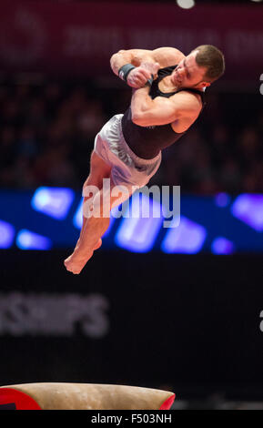 Glasgow, Ecosse. 25 octobre, 2015. FIG Championnats du monde de gymnastique artistique. Trois jours. Mikhail KOUDINOV (NZL) sur la voûte durant la qualification de MAG. Credit : Action Plus Sport/Alamy Live News Banque D'Images