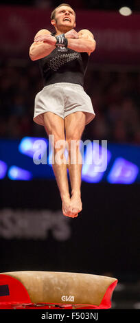 Glasgow, Ecosse. 25 octobre, 2015. FIG Championnats du monde de gymnastique artistique. Trois jours. Mikhail KOUDINOV (NZL) sur la voûte durant la qualification de MAG. Credit : Action Plus Sport/Alamy Live News Banque D'Images