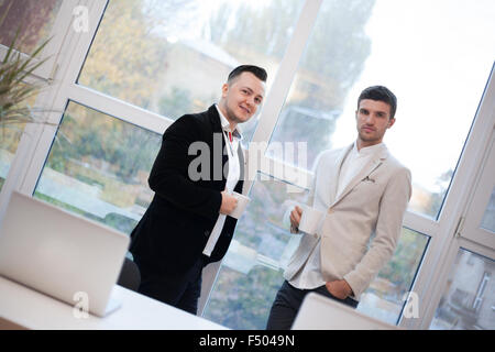 Deux collègues talking in office Banque D'Images