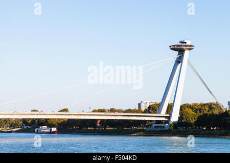 Voyage à Bratislava city - avis de la plupart des SNP (Pont du Soulèvement national slovaque, Pont d'OVNIS, Novy Most, nouveau pont) road brid Banque D'Images