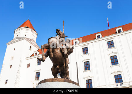 Voyage à Bratislava city - statue équestre du roi Svatopluk I à la Cour d'honneur du château de Bratislava Banque D'Images