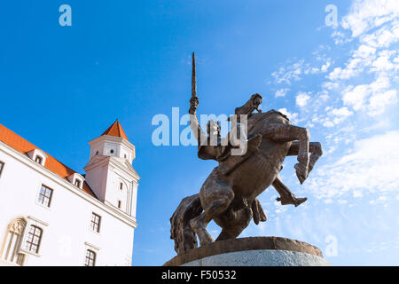 Voyage à Bratislava ville - monument du roi Svatopluk I à la Cour d'honneur du château de Bratislava Banque D'Images