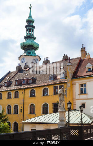 Voyage à Bratislava city - vieilles maisons de la rue Michalska et Michael gate tower à Bratislava Banque D'Images