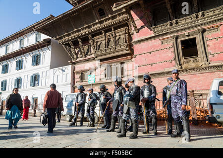 Un groupe de policiers l'observation d'une démonstration à Durbar Square Banque D'Images