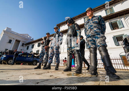 Un groupe de policiers l'observation d'une démonstration à Durbar Square Banque D'Images