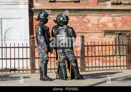 Un groupe de policiers l'observation d'une démonstration à Durbar Square Banque D'Images