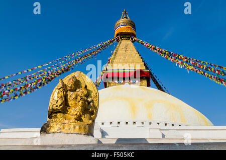 Stupa boudnath avec statue d'un goddes, les drapeaux de prières et ciel bleu Banque D'Images