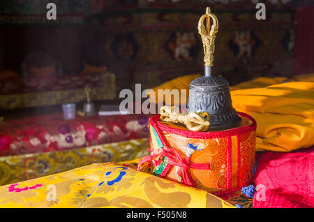 Dorje et Bell sont nécessaires pour les rituels bouddhistes dans un monastère près de stupa boudnath Banque D'Images