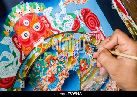 La peinture de l'artiste une thangka colorés dans l'une des écoles d'art près de stupa boudnath Banque D'Images