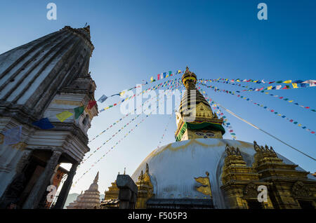 Swayambhunath Stupa, le Monkey temple, haut au-dessus de la ville de Katmandou Banque D'Images