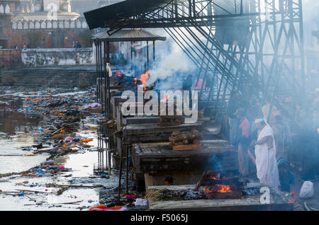 Burning ghats crémations en cours avec près de temple de Pashupatinath Banque D'Images