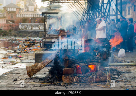 Burning ghats crémations en cours avec près de temple de Pashupatinath Banque D'Images